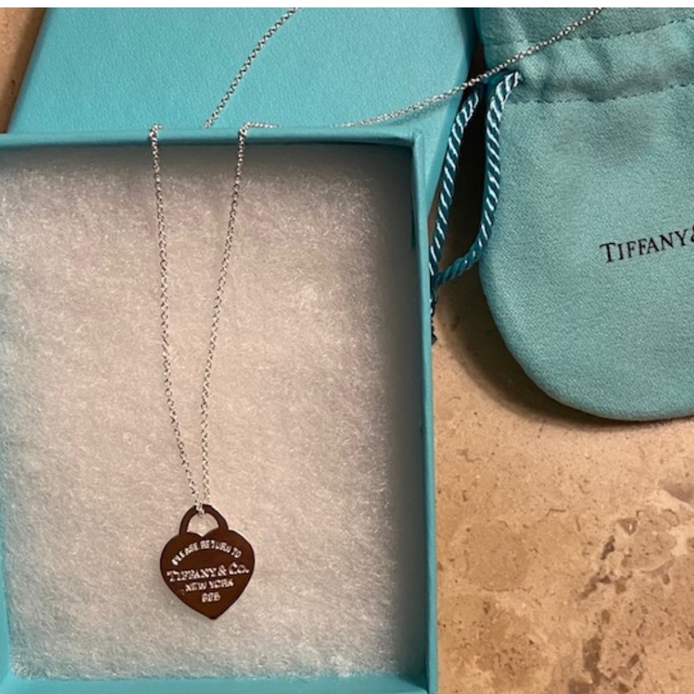 /NEW TIFFANYHeart Tag Pendant
in Sterling Silver , pouch and box included